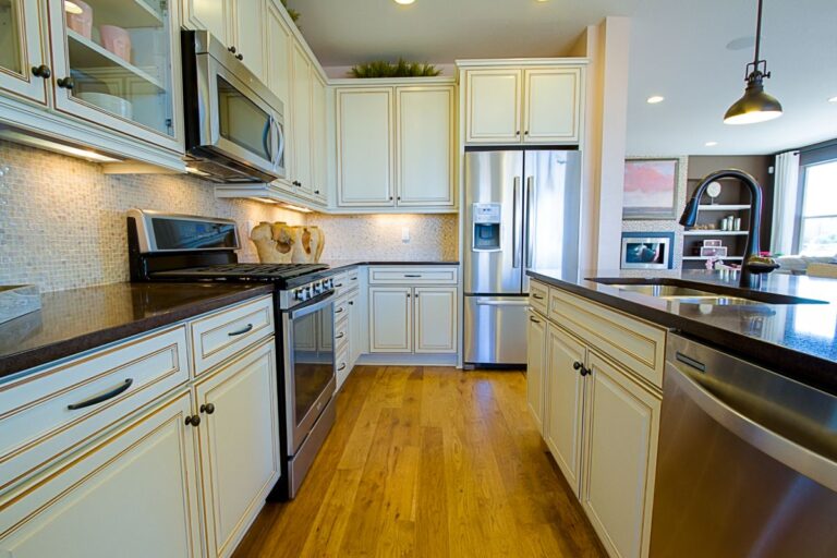 How to Clean Kitchen Cabinets Effectively and Efficiently